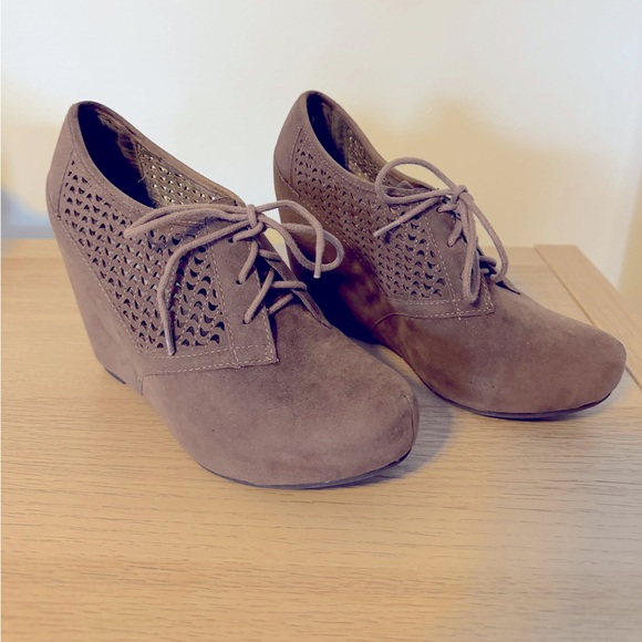 Fergalicious Dade Wedge Brogue Platform Bootie - Picture 1 of 5